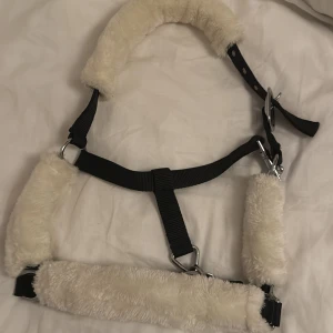 Fluffig grimma  - extremt skön, helt nya o inte ens testad!
