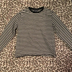 Randig långärmad tröja  - Säljer en stilren svartvit randig långärmad tröja från H&M. Jättemysig o passar med mycket.