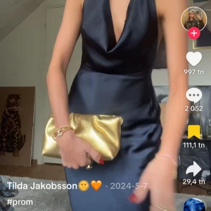 Mango clutch - Intreseekoll, tänkte kanske sälja denna helt nya som är helt Slusåld från mango!! Helt perfekt till balen. Den har prislapp kvar med😁