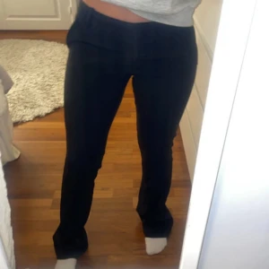 Svarta kostymbyxor - Snygga svarta kostymbyxor från bikbok i modellen ” Vera tall”. Helt nya med prislapp. Nypris 500kr