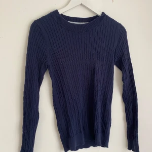 Kabelstickad tröja - Marinblå kabelstickad tröja💙