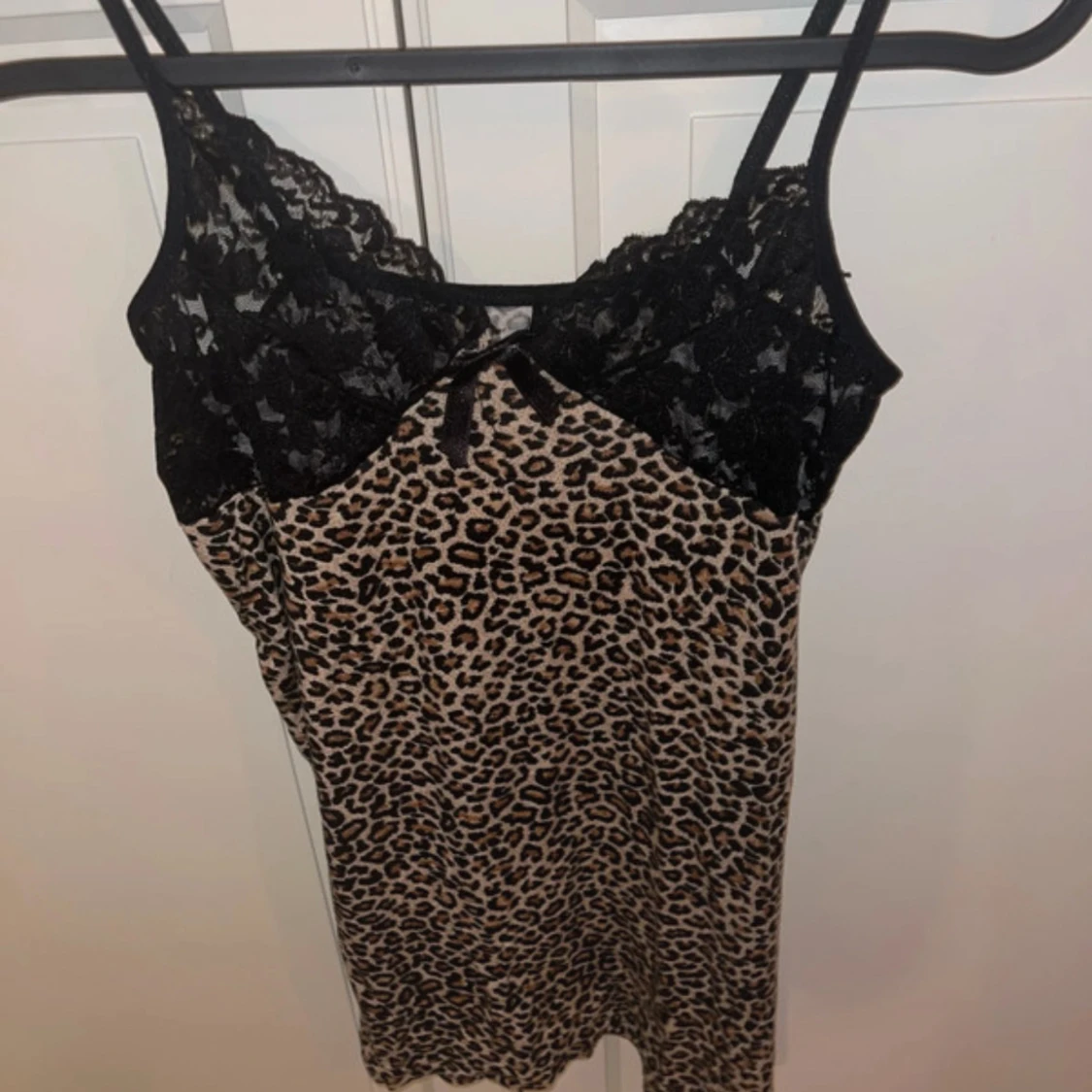 Leopard sov klänning 