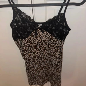 Leopard sov klänning  - Vet inte vad de e för märke 