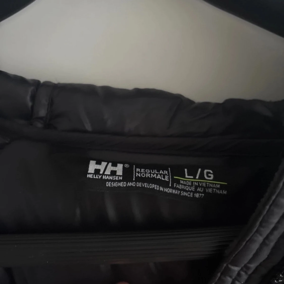 Svart dunjacka från Helly Hansen - 2