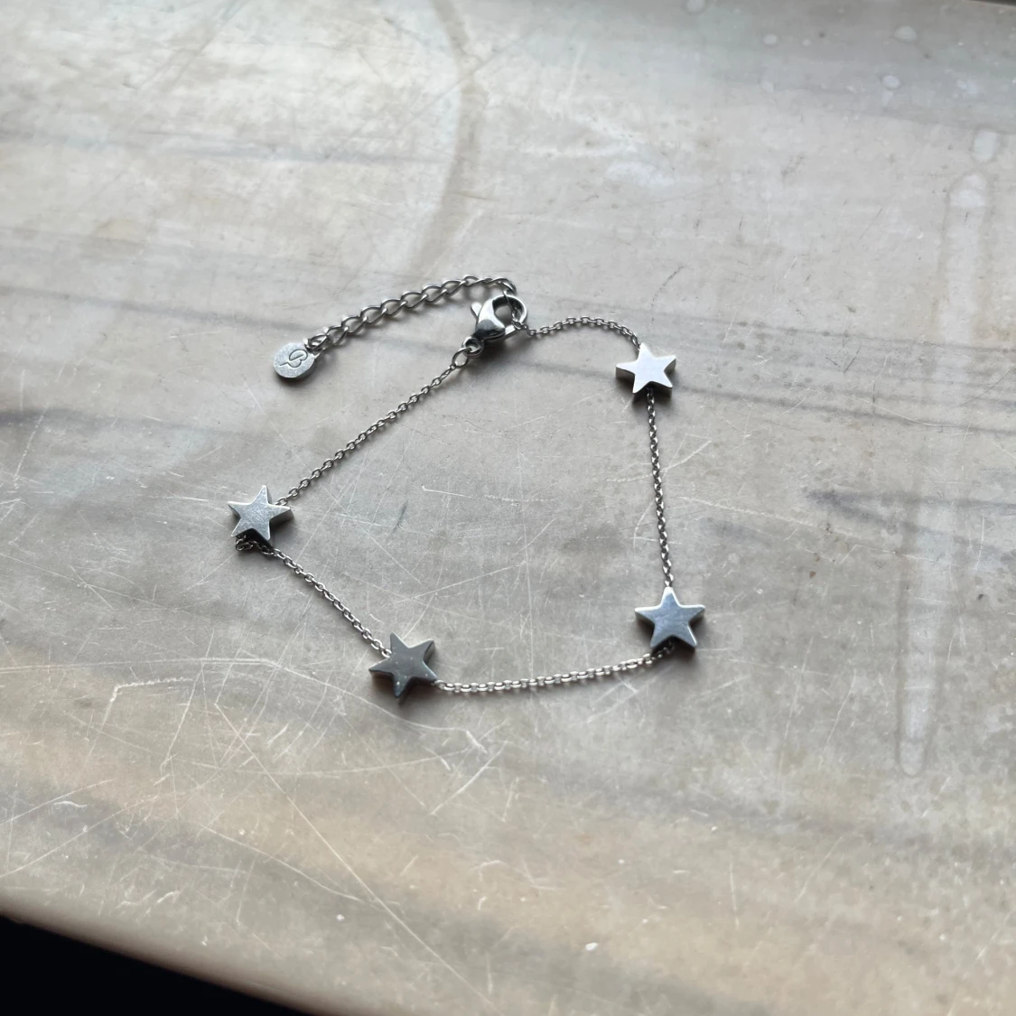 Silverarmband med stjärnor, Edblad