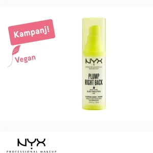 NYX Plump Right Back Primer - NYX Plump Right Back Primer med elektrolyter är en vegansk primer som ger huden en fyllig och återfuktad känsla. Perfekt för att skapa en jämn bas innan sminkapplicering. Kommer i en praktisk pumpflaska. Bara testad, Nypris:189