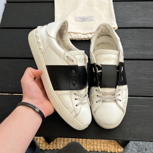 Valentino open - Säljer dessa sjukt feta valentino open perfekt för sommaren ! Självklart äkta. Size 43,5 fits bigger. Skick 8,5/10! Kan gå ner i pris vid snabb affär! Hör av dig vid minsta fundering 🫡