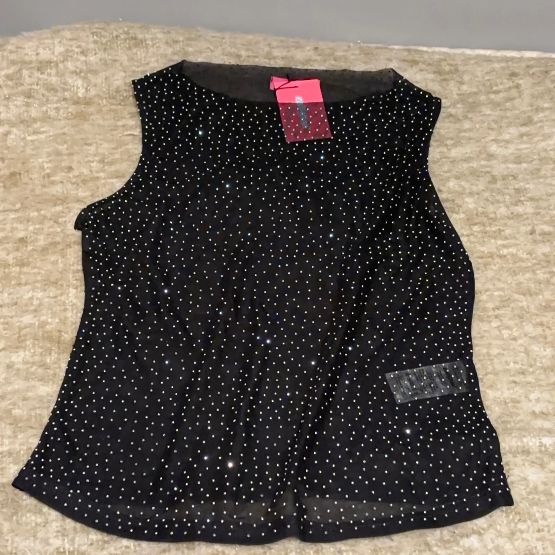 Svart glittrig ärmlös topp från Edikted 