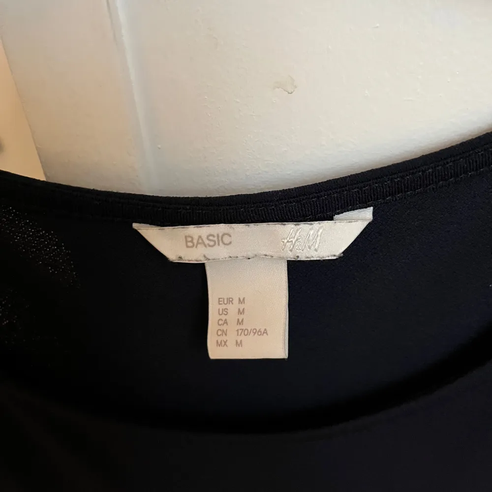 Säljer en stilren mörkblå klänning från H&M Basic. Klänningen har en enkel design med långa ärmar och en rund halsringning. Perfekt för en minimalistisk look.. Mekot.
