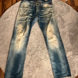 Blå Replay jeans - Snygga blå Replay jeans. De är minst 3 år gamla. Dom är ganska urtvättade. Men i väldigt bra skick.