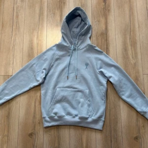 NY AMI PARIS TRÖJA - Tjena säljer nu denna Ami Paris tröjan då den inte passat mig riktigt som jag tänkt. Jag har storlek L men tröjan är i M och den sitter inte riktigt bra. Cond: 10/10 Kontakta mig vid frågor eller eventuella prisförslag!😁