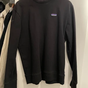 Svart tröja från Patagonia (M) - Använd någon enstaka gång. Som ny. Anledning till att jag säljer är att den är för liten för mig.