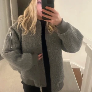 Grå bomberjacka H&M - Grå oanvänd bomberjacka från hm, slutsåld! Är 175cm