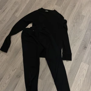Svart underställ tröja och byxor - Svart underställströja HM, svart underställsbyxa Everest. 