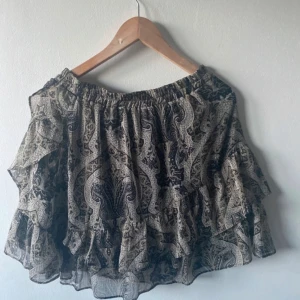 Snygg kjol - Skit snygg kjol ifrån reserved. Storlek 42. Är stretchig. Perfekt till sommaren!💕🥂oanvänd! skriv för frågor, pris kan såklart diskuteras☺️