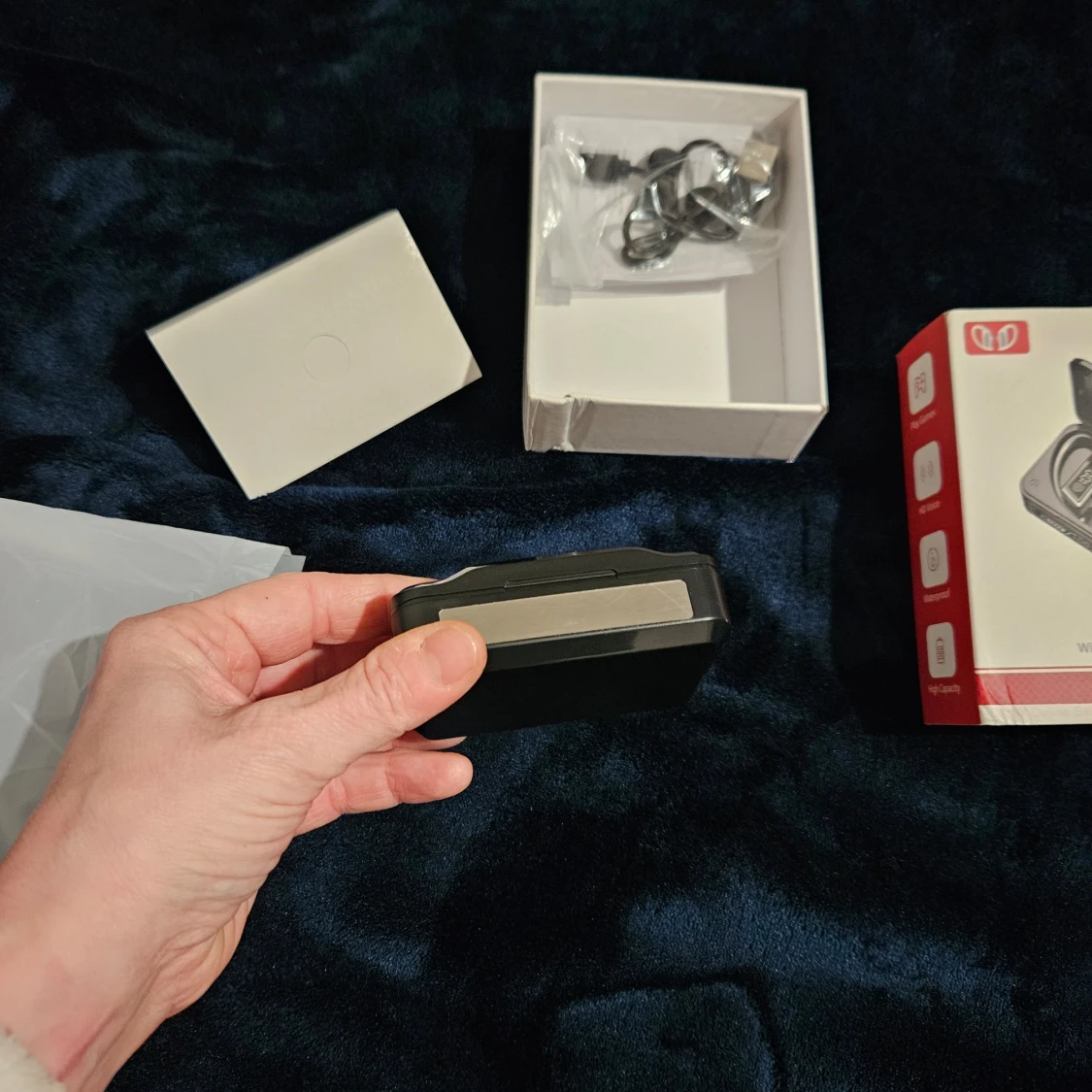 Svarta trådlösa hörlurar med laddningsetui