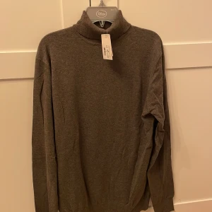 Brun polotröja från Kappahl - Small - Säljer en toppen grå polotröja från Kappahl. Tröjan har långa ärmar och en klassisk polokrage, perfekt för kyligare dagar. Den är tillverkad i ett mjukt material som passar perfekt!