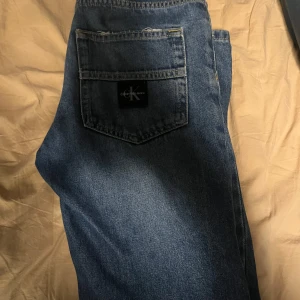  Calvin Klein jeans - Snygga blå jeans från Calvin Klein med klassisk femficksdesign och logotyp på bakfickan. Perfekta för en avslappnad stil. I ganska bra skick skulle jag säga med använda. Vid frågor är det bara att höra av sig. 