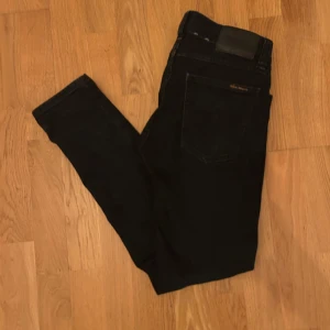 Nudie jeans everblack  - säljer dessa snygga nudie jeans. model: Tight terry ever black storlek: 28w & 28L https://www.nudiejeans.com/product/tight-terry-everblack 