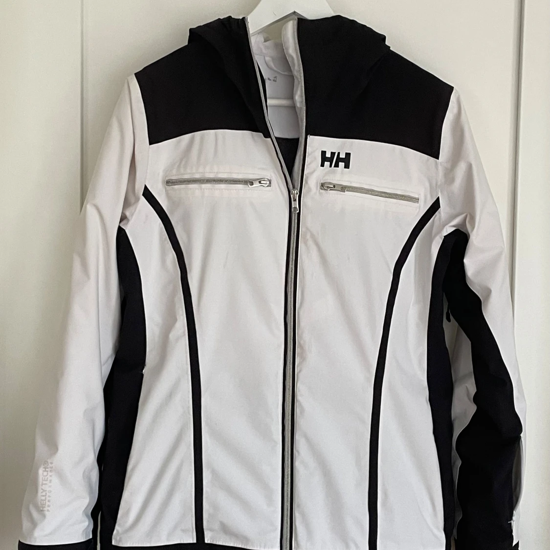 Vit och svart skidjacka dam i strl M från Helly Hansen