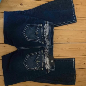 Miss me jeans  - Säljer mina jättefina miss me jeans, storlek 28. De är köpta från Vinted och när jag köpte de var de uppklippta fram och skinny, men jag har sytt om de till flare som man kan se på bilderna. 