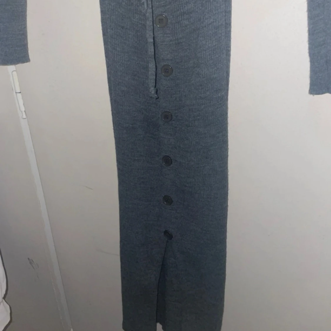 Grå långklänning med knappar - 3