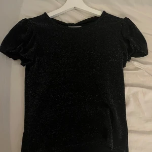 Lindex törja - Säljer denna fina tröjan från Lindex. Den är endast testad och den har fin modell på ryggen (se bild 2) Den är köpt på barnavdelningen. Den är i EU 170 som jag tror motsvarar XXS/XS. Passar fint då jag har XS på mina tröjor. Den har inga defekter eller slitage.