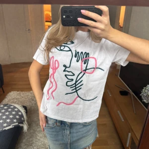 T-shirt med tryck  - snygg T-shirt med tryck från Zara 