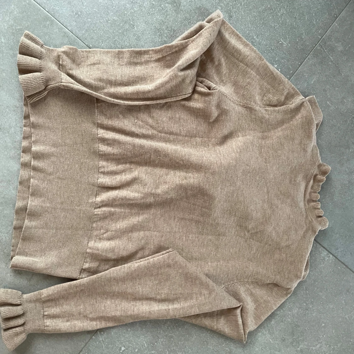 Beige tröja med volangdetaljer - 1