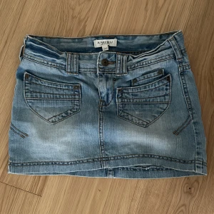 Jeanskjol från Amisu - Snygg jeanskjol från Amisu i ljusblå denim. Midjemått är 36 cm tvärsöver🥰