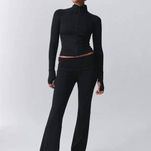 Svarta yoga pants - Säljer mina svarta yoga pants från gina tricot. Knappt använda, bra dock, säljer pga de inte används då jag har ett par till!! Nypris 369kr❣️❣️Storlek S men kan också passa XS