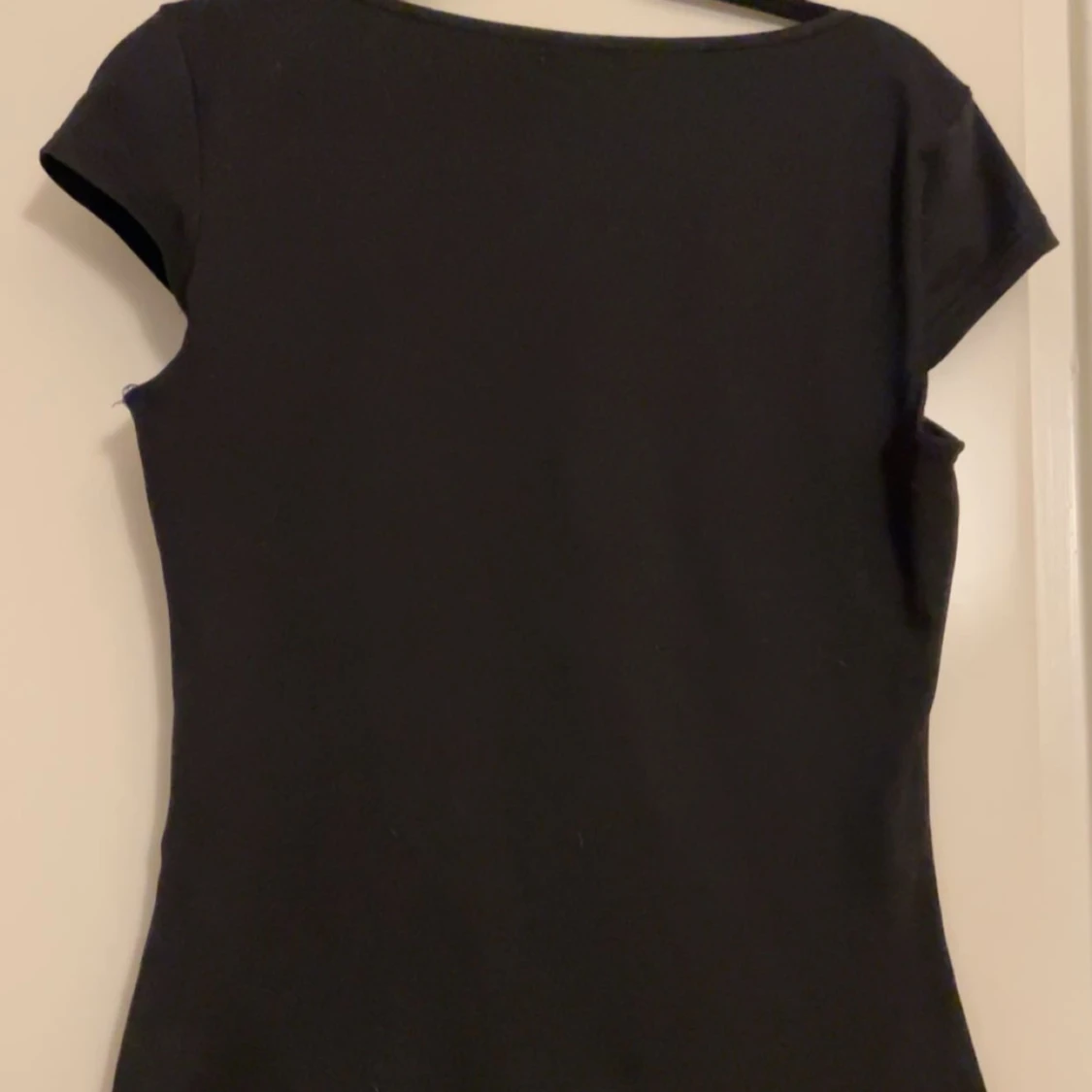Svart kortärmad topp med spets  - 1