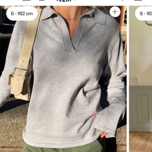 Getaway Top Grå Djerf Avenue - Långärmad tröja med krage och slits på ärmslut. Helt ny med lapp kvar. Storlek S. Nypris 1100kr.