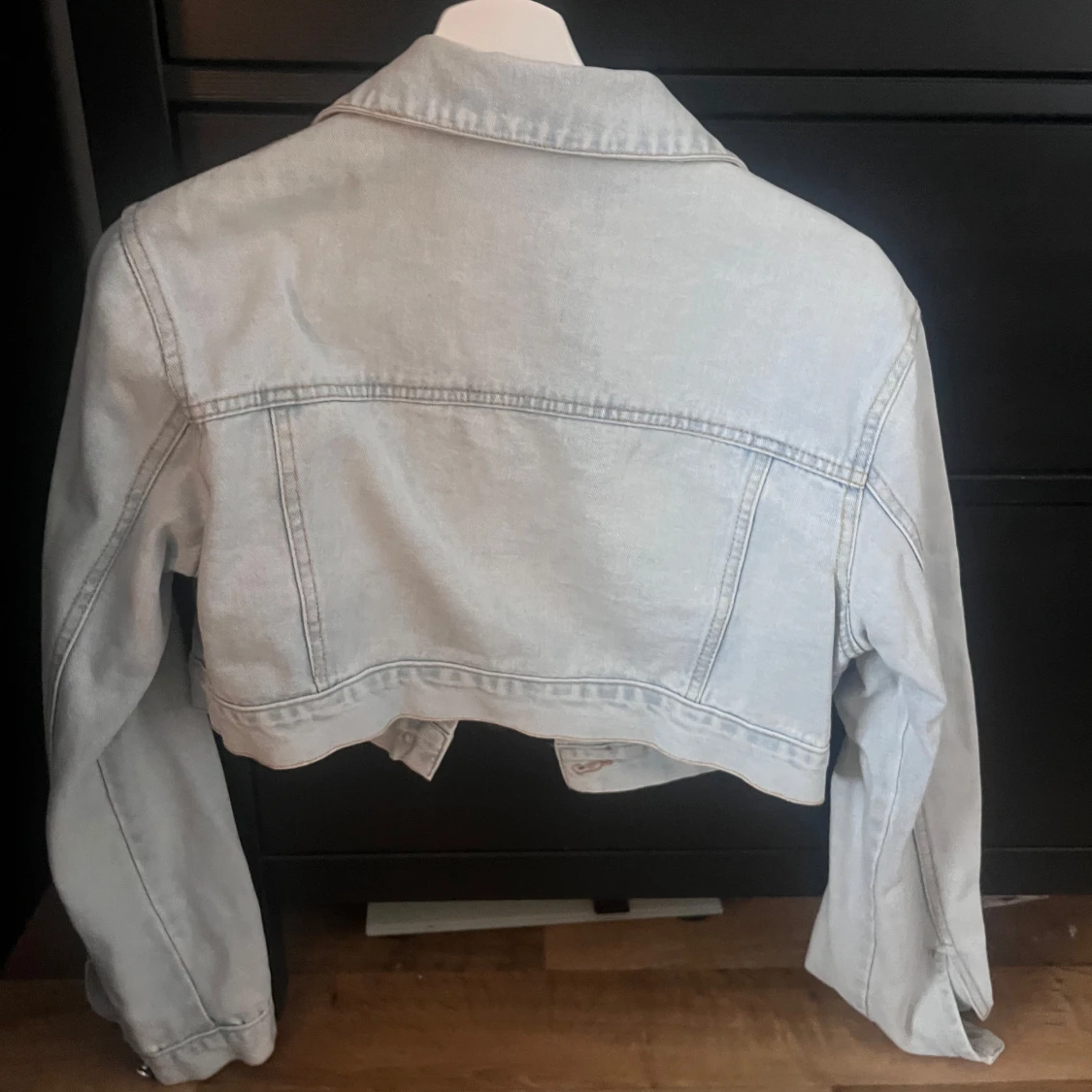 Ljusblå croppad jeansjacka - 1