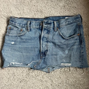 Levis jeans kjol - Säljer min Levis jenskjol på grund av att den ej kommer till användning längre!! Den är i storlek 29. Fortfarande i bra skicka!!! 