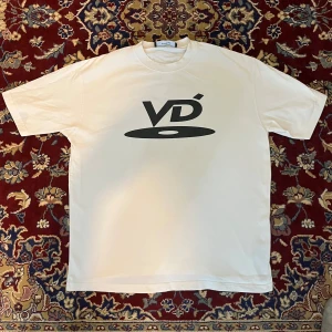 Vit Tisha från Vuja De - Tung T-shirt från japanska märket Vuja De. Perfekt för sommarn och utan tydliga fläckar. Den är något baggy.