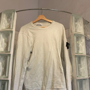 Beige långärmad tröja från Stone Island - Säljer en stilren väldigt ljusgrön  långärmad tröja från Stone Island.  Riktigt bra skick på denna