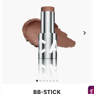 BB-stick i brun nyans 50 c - Denna foundation stick ger dig en naturlig finish med lätt till medel täckning. Den krämiga byggbara formulan är lätt att använda, blanda ut och smälter ihop med din hud. BB-Stickets kombination av olika vaxer med olika smältpunkter gör att det lägger sig jämnt och smidigt på huden. Dess perfekta storlek gör att den är lätt att ha i väskan för touch-ups. Naturlig finish Soft focus-effekt Filterande Lätt till medel täckning Lätt textur Blir ett med huden Byggbar Krämig Jämnt resultat Fick-storlek