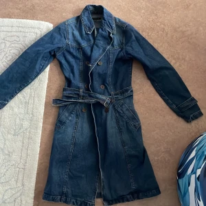 Jeanskappa från BIKBOK  - Säljer en jeanskappa från BIKBOK. Det står att det är storlek M men skulle säga att den är en XS/34. Den är i mycket bra skick 💕