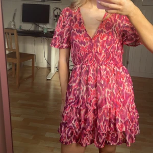 Rosa mönstrad klänning🩷 - En jättefin rosa mönstrad klänning från Zara som inte kommit mig till användning, storlek xs men passar även s🤗