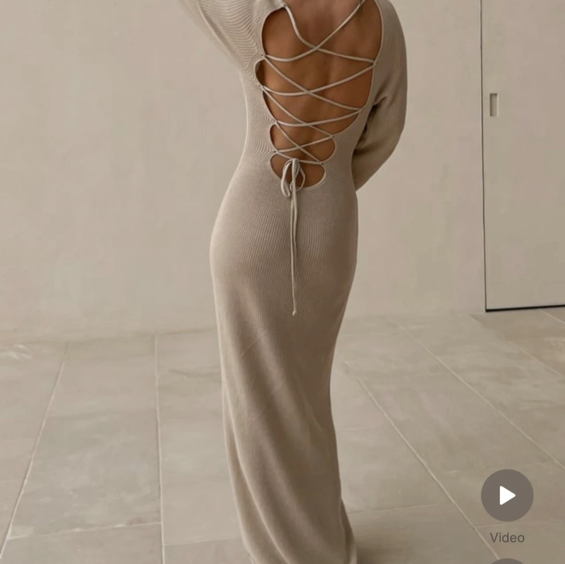 Beige stickad klänning - 1