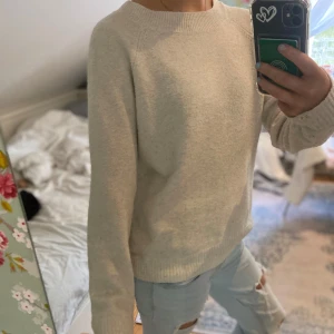 Beige tröja från Vero Moda - Säljer en stilren beige tröja från Vero Moda i storlek XS. Tröjan har en klassisk rund hals och långa ärmar, perfekt för en avslappnad look. Den är tillverkad i ett mjukt material som känns skönt mot huden. Perfekt för kyligare dagar!