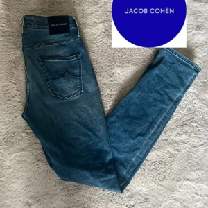 Navy jeans från Jacob Cohën - Hetaste jeansen på marknaden och i det här skicket blir det väldigt svårt att hitta att lika bra pris! Det finns också användning av ponny skin ❗️Det får dem verkligen att stråla ut bland mängden! Glöm inte att höra av dig vid funderingar❗️