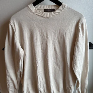 Helt Ny Rundhalsad tröja från Oscar Jacobson  - Tröja från Oscar Jacobson storlek S. Aldrig använd. Nypris cirka 1300:-