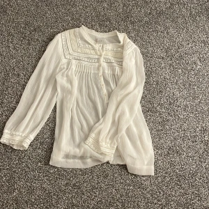 Vit blus - Skitsnygg vit blus, ett litw genomskiligare material!