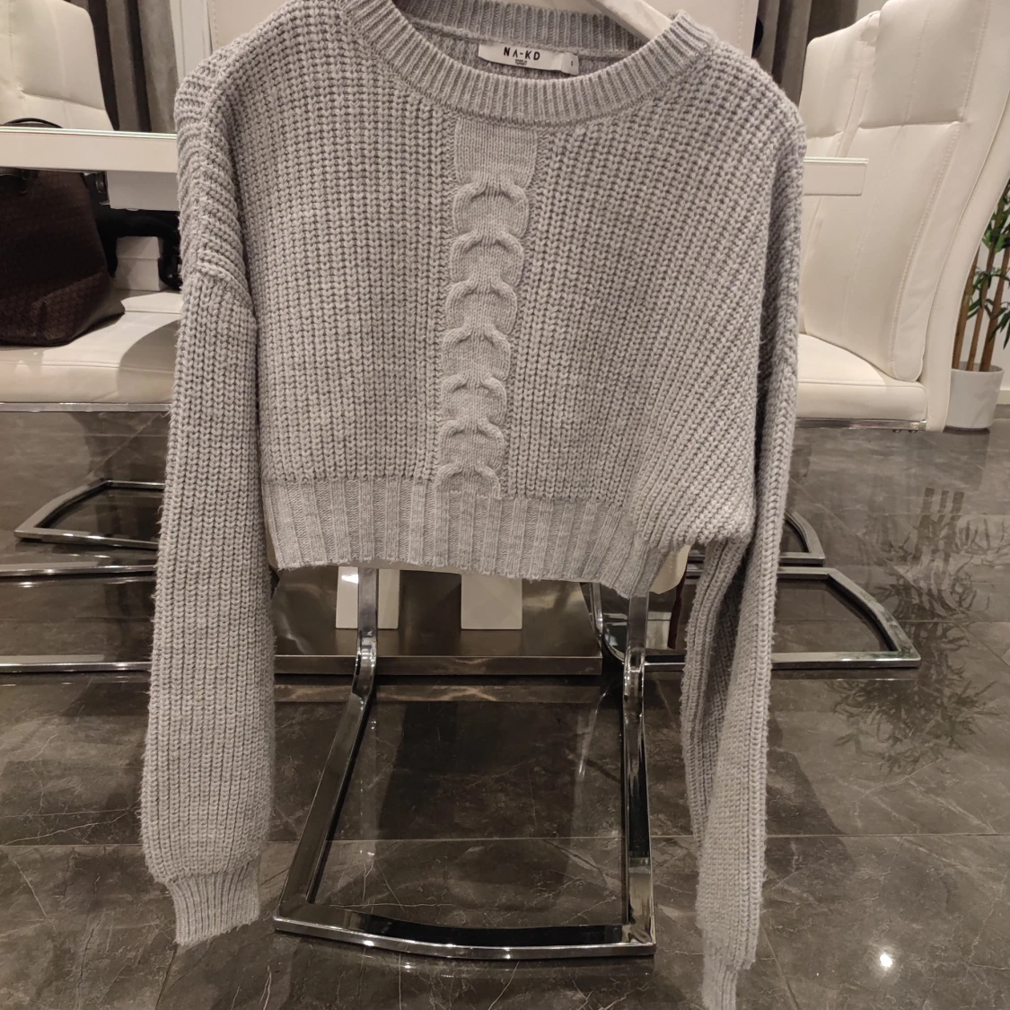 Grå stickad tröja från NA-KD