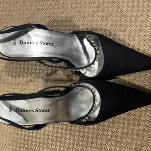 klackskor - svarta klackar med glitterstrass!