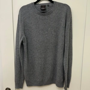 Oscar Jacobson kashmirtröja - Väldigt snygg och skön tröja i en kashmirmix från Oscar Jacobsson Storlek M och väldigt fint skick utan några defekter