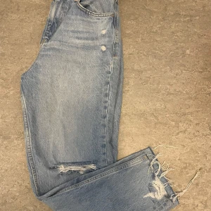 Håll jeans  - Tajta jeans Håll  Går över magen 