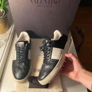 Valentino flycrew - Säljer dessa feta valentino flycrews. Skick 8/10, ALLA NITAR KVAR! Allt og medföljer, utom kvitto. Hör av er vid funderingar!